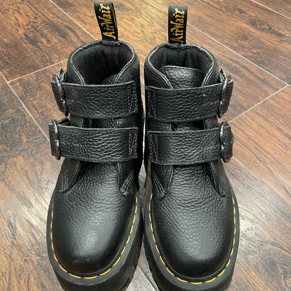 Dr. Martens Devon Heart Leather Platform